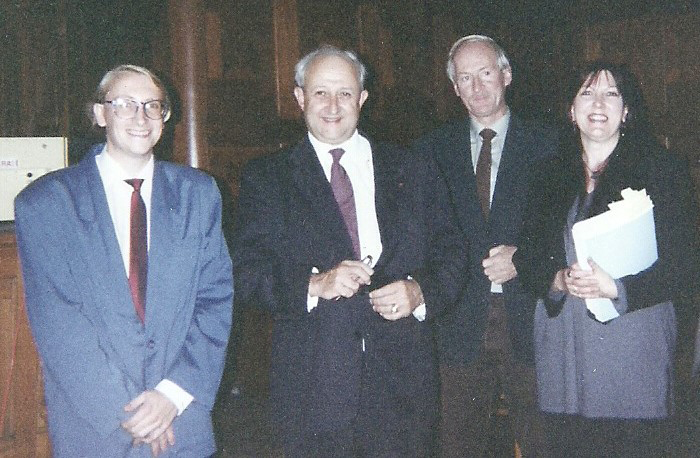 Figure 1. Soutenance de la thèse de Patrick Auguste à l’Institut de Paléontologie Humaine le 05 octobre 1995. De gauche à droite : le nouveau docteur du MNHN, Henry de Lumley (directeur de la thèse), Philippe Taquet, Marylène Patou-Mathis (encadrante). Photographie : Sylvie Auguste.