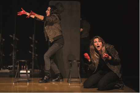 Photo 7. Macbeth et Lennox les mains ensanglantées ©Emma Blunden