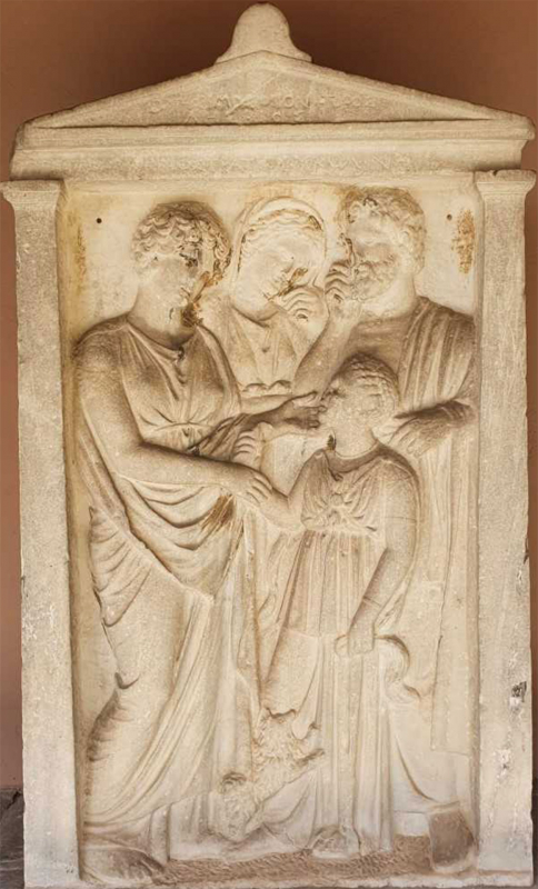 Stèle à naïskos en marbre dite d’Eukoline, IVe s. av. J.-C., Athènes, Musée du Céramique, inv. 8754.