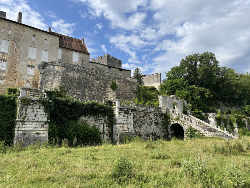 Figure 2 : Les terrasses au sud-est du château des Bernardières à Mareuil en Périgord, le 15 juillet 2023. © Photo A. Charbonnier.