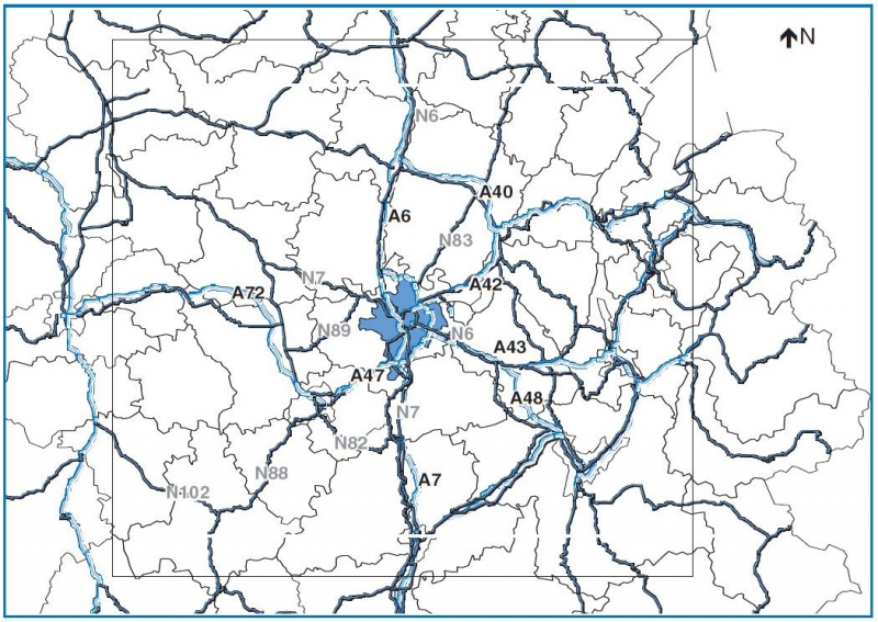 Figure 3 : Profils horaires de trafic automobile associés au centre-ville, aux voies urbaines, aux grands boulevards et profil moyen [3].Hourly traffics of city, urban streets and large streets and mean traffic [3].